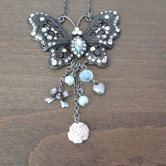 Beautiful butterfly necklace - Picture 3 of 3